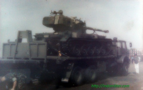 Tank AMX-13 dibawa truk Bedford MT saat defile HUT ABRI Ke-50