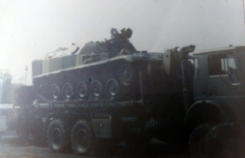 AMX-13 VCI TNI AD dibawa dengan truk Bedford MT