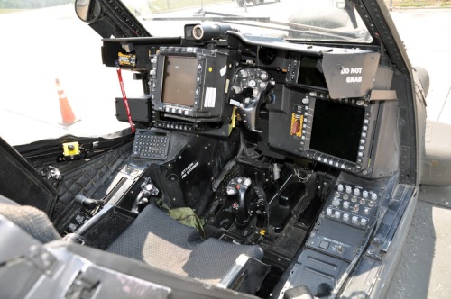 Tampilan kokpit kopilot (gunner) AH-64E Apache.
