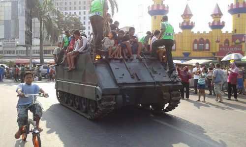 M113 TNI AD sempat menjadi wahana hiburan bagi warga.