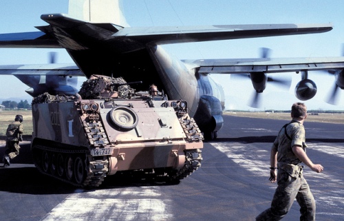 M113 AD Australia saat di daratkan di Timor Timur lewat pesawat angkut berat C-130 Hercules.