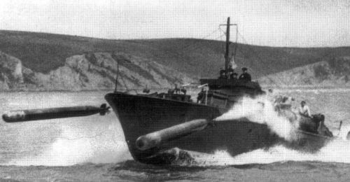 Aksi MTB saat melepaskan torpedo.